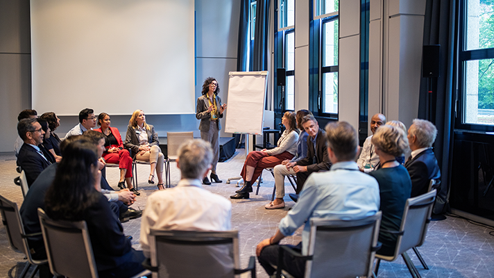 人力资源公司威九国际V9国际认为中国制造业企业出海应从人才培养与人才开展双驱动模型管理国际化人才